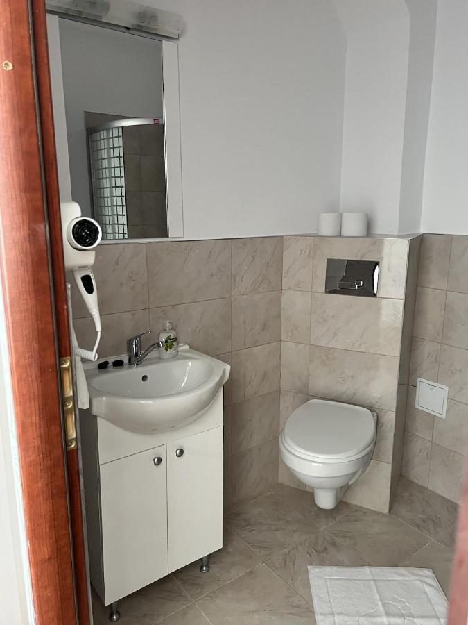 The Dot Hotel Medias Bagian luar foto